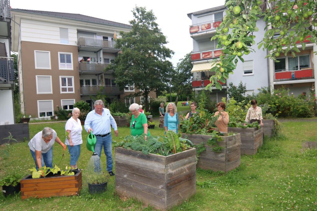 Menschen im Garten | Mieterwohnprojekt für gemeinschaftliches Wohnen und Leben